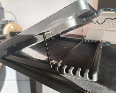Estrutura de suporte para laptop com elevação e circulação de ar