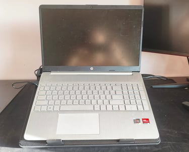 Setup de secretária com portátil em base de arrefecimento ativa