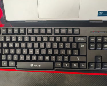 Teclado wireless NGS com layout português e teclas funcionais