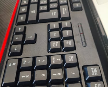 Detalhe de teclado wireless com teclado numérico e teclas de navegação