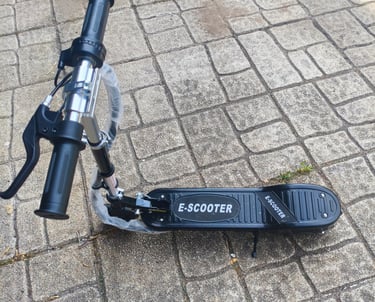 Trotinete dobrável com detalhe do guiador e base