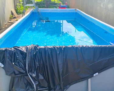 Piscina de jardim com estrutura sólida e água pronta para uso no verão