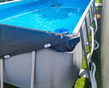 Piscina tubular Bestway com filtro, mangueiras e escada montada no jardim