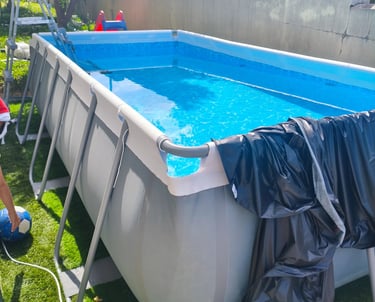 Piscina elevada para jardim com sistema de circulação e escada de acesso