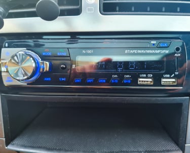 Análise de formatos de música suportados como MP3, WAV e WMA no auto-rádio N-1901 com luz LED.
