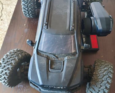Vista superior do monster truck telecomandado ARRMA Big Rock 4x4 para teste prático.