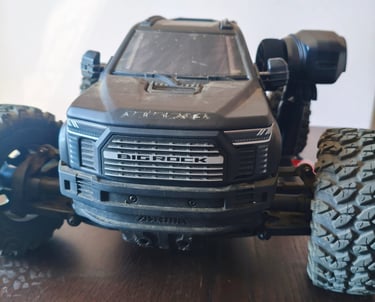 Análise de design e para-choques frontal do carro telecomandado ARRMA Big Rock para review.