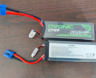 Review de bateria Ovonic 5200mAh hardcase detalhando o isolamento dos cabos de silicone contra puxõe