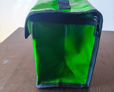 Análise da pega de transporte e fecho de segurança em mala ignífuga Ovonic Lipo Guard.