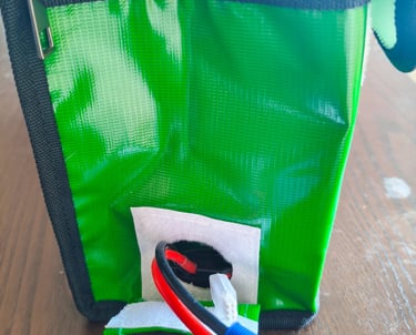 Análise da ranhura passa-cabos com velcro em mala ignífuga Ovonic Lipo Guard para carregamento segur