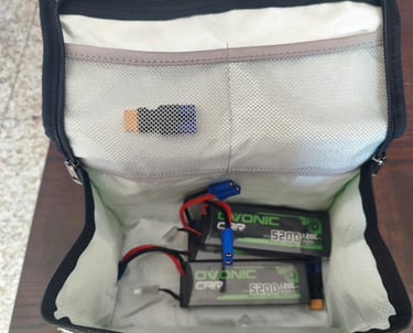 Análise de capacidade do estojo de transporte com duas baterias LiPo Ovonic 5200mAh para carros RC.