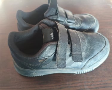 Análise do perfil lateral e acolchoamento de sapatilhas infantis Adidas Tensaur pretas em teste de c