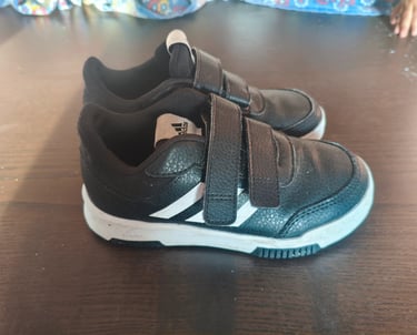 Análise do suporte lateral e flexibilidade da sola branca em sapatilhas Adidas Tensaur Sport 2.0 inf