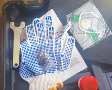 Análise de equipamentos de proteção com máscara com válvula e luvas incluídos no kit do martelo demo