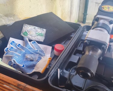 Análise de acessórios incluídos com luvas de proteção e massa lubrificante para o martelo demolidor.