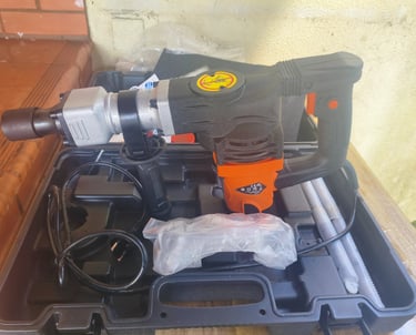 Avaliação do kit completo do martelo demolidor elétrico com cinzeis longos e cabo arrumados no estoj