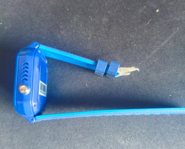Análise de espessura lateral e botão SOS em smartwatch infantil azul com bracelete de silicone.
