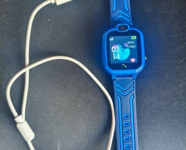 Análise dos acessórios incluídos e teste de carregamento do smartwatch infantil azul com o cabo USB.