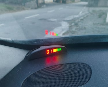 Display LED dos sensores de estacionamento Aiupt instalado no tablier com vista para a estrada