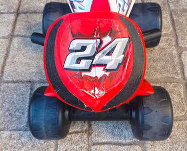 Pormenor do autocolante com o número 24 na Moto 4 elétrica Injusa Wrestler 6V