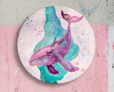 Pintura acrílica de ballena colorida sobre una base de cemento con forma redonda 