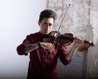 Mauro Ruiz, violinista profesional, actuando con orquesta en eventos exclusivos en Valencia y España