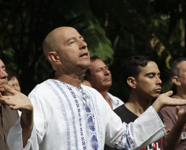 Ricardo León Espitia meditando junto con discipulos. 