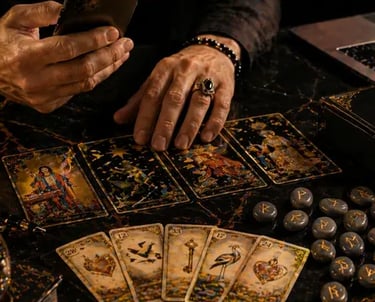 cartomante online confiável realizando consulta com baralho cigano lenormand e runas
