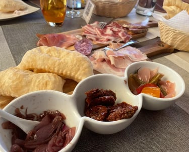 Tagliere di affettati locali con torta fritta artigianale