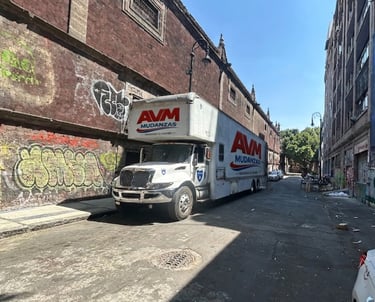 Camion de AVM Mudanzas realizando servicio de transporte para evento en convento de las viscainas