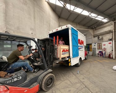 AVM Mudanzas realiza maniobra de carga con montacargas en almacén  para servicio de logística a CDMX