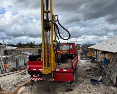 caminhão da artzian poços artesianos realizando perfuração e operando