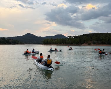 Grupo de piraguas en el embalse de la Toba con un precioso paisaje de la Serranía de Cuenca