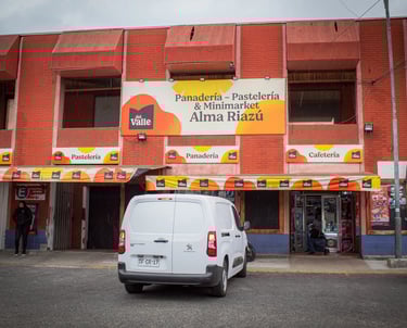 Fachada del local principal y minimarket Alma Riazú en Rancagua con furgón de despacho de panadería 