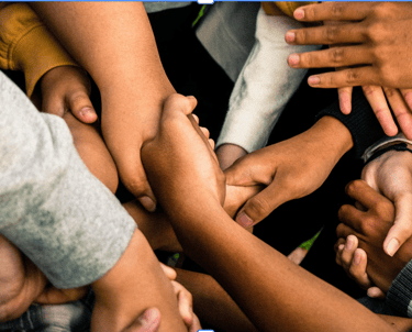 Mains entrecroisées symbolisant la nécessité de sensibiliser à la santé mentale en entreprise