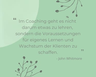 Zitat von John Whitmore über Coaching und Kundenentwicklung auf grünem Hintergrund.