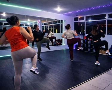 Grupo de mujeres participando en una clase de aeróbicos de alta energía en un gimnasio moderno