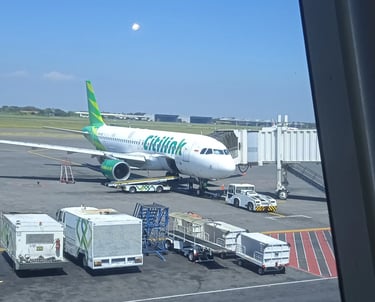 Pesawat Citilink sedang di apron untuk menaikkan penumpang dengan menggunakan garbarata.