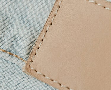 patch en cuir sur un jean clair