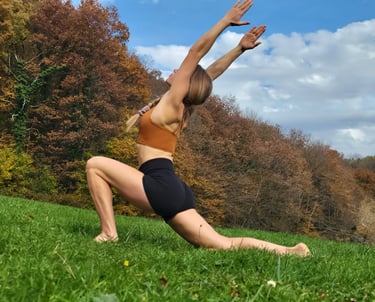 posture de yoga vinyasa dans la nature
