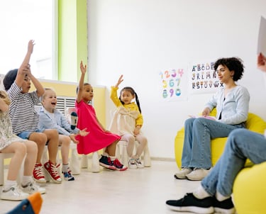 Niños participando activamente en una clase creativa fomentando el aprendizaje, la creatividad