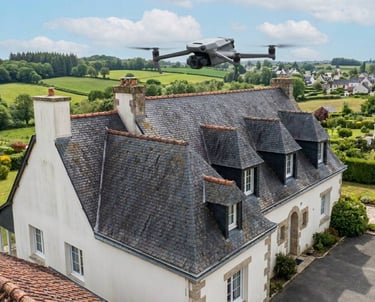 Un drone équipé d'une caméra de haute technologie survole une grande maison en pierre blanche pour e