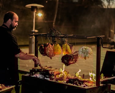 chef parrillero asando carne a la parrilla de campo