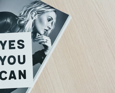 photo d'une fille sur un livre avec ecrit YES ou CAN