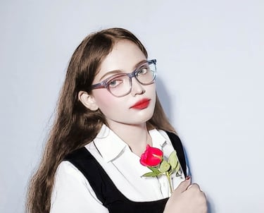 Noor Arin journalist portrait with glasses and neutral background