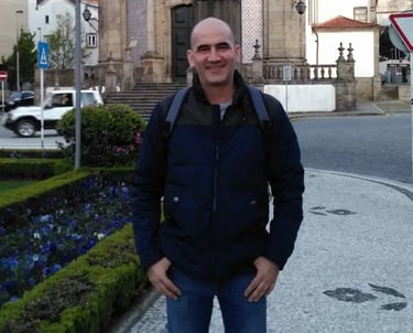 founder of worldexpopro comapny taner balkan posing in front of a church in portugal