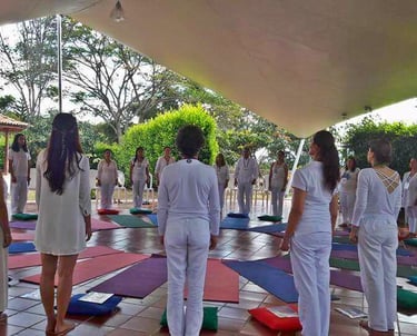grupo de personas en circulo, vestidas de blanco