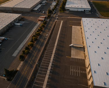 Complejo industrial de almacenamiento y distribución diseñado para operaciones logísticas de alto vo