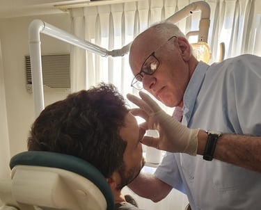 doctor soto en consultorio