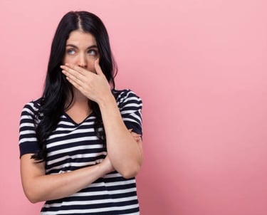mujer que tiene verguenza de mostrar su sonrisa